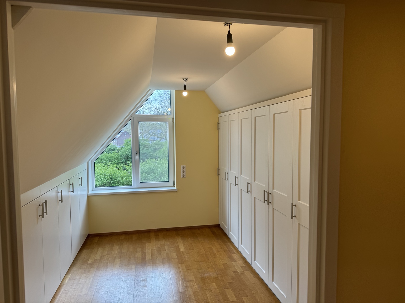 Kastenwand onder schuin dak